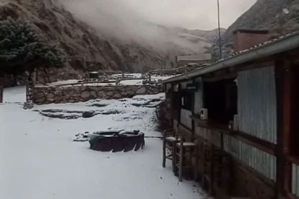  La nieve sorprendió a Las Placetas y dejó una postal única en Chilecito