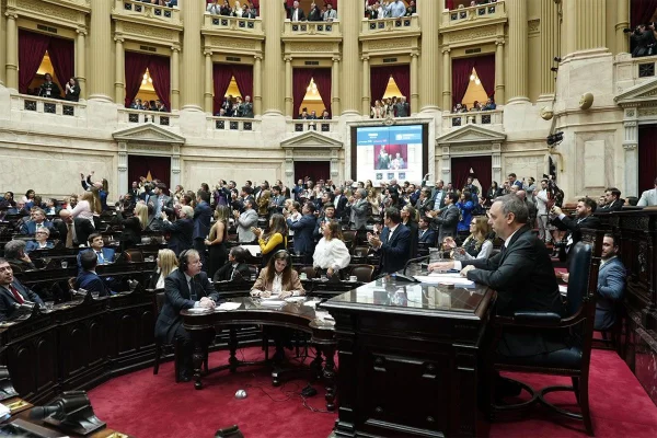 Diputados: LLA convocó a comisión por el caso Adorni y enfrió el pedido de interpelación