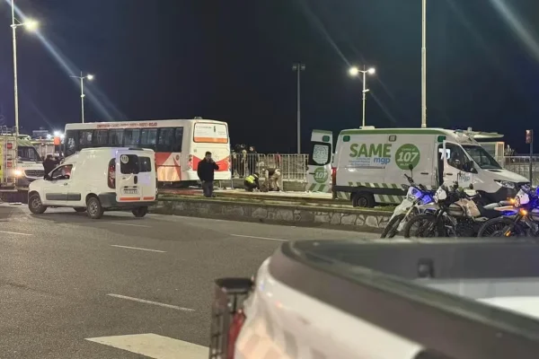 Un colectivo se subió a la vereda, atropelló a varias personas y mató una mujer