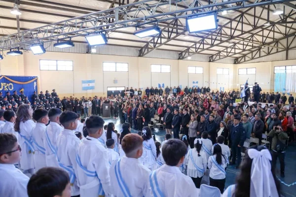 Quintela tomó la Promesa de Lealtad a la Bandera a estudiantes de Famatina y destacó el valor de la educación