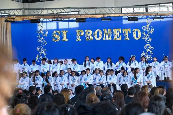 Quintela tomó la Promesa a la Bandera a estudiantes de Famatina