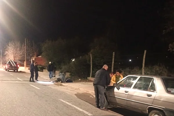 Un mujer empujaba un auto con fallas mecánicas, resbaló y cayó a un canal