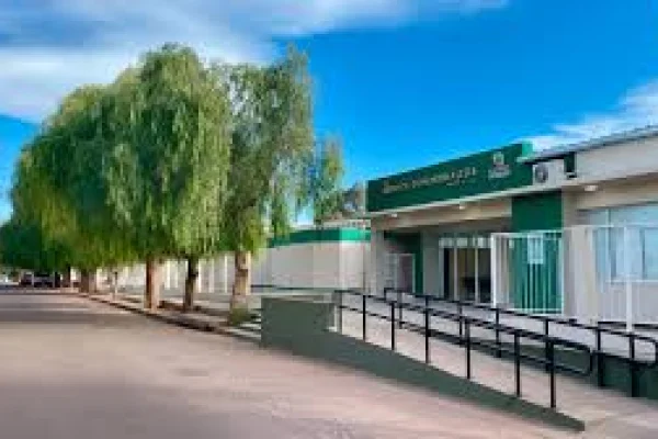 Un joven cayó desde cuatro metros cuando decoraba una escuela y sufrió heridas leves