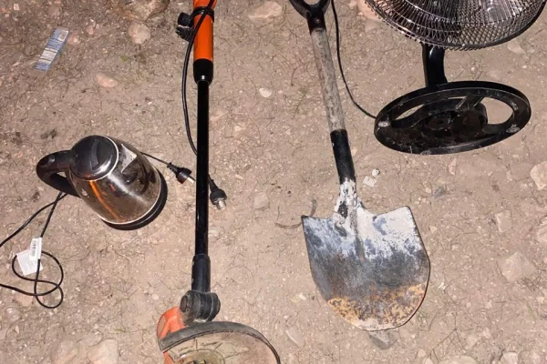 Robaron elementos y los dejaron escondido en la casa de un vecino