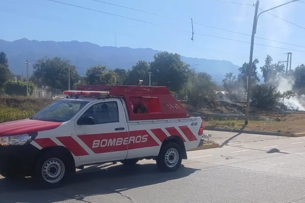 Bomberos de la Policía sofocaron un incendio de pastizales en avenida 2 de Abril