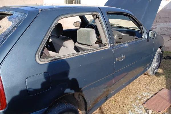 Una mujer ingresó a la casa de su expareja, le rompió el auto y lo hirió en la cabeza con una botella