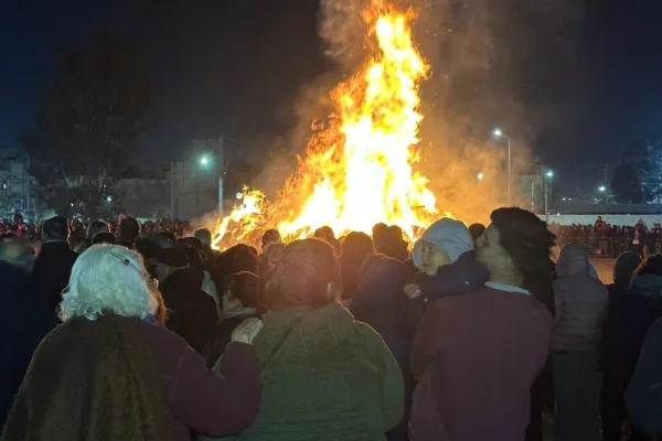 Cientos de fieles dejaron sus peticiones en la Fogata de San Juan Bautista