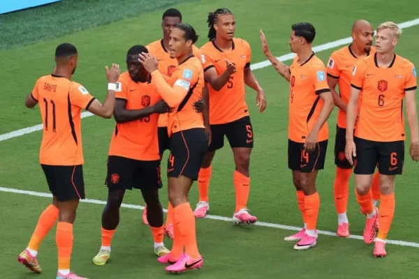 Gracias a dos goles en contra, Países Bajos venció a Túnez y se clasificó como primero