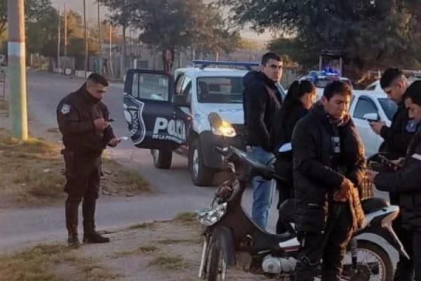 Motociclista cruzó en rojo y chocó contra un utilitario
