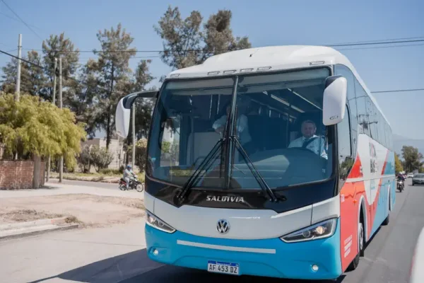 Un colectivo de Rioja Bus sufrió un ataque con piedras mientras circulaba por Chilecito