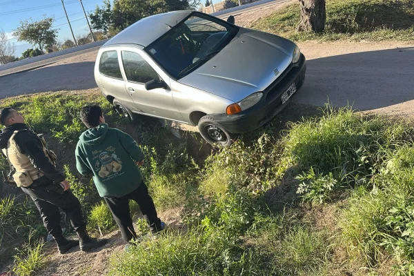 Un automovilista cayó con su vehículo en una zanja en la Avenida Félix de la Colina