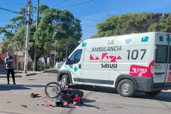 Un joven herido tras un fuerte siniestro vial en el barrio Mercantil