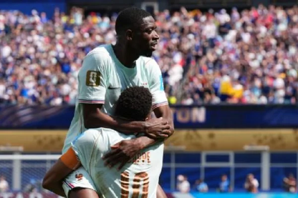 Con un gran Dembélé, Francia le ganó a Noruega el primer puesto del grupo