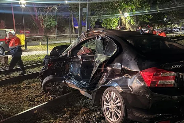 Así quedó el auto de Ernestina Pais tras de haber sido arrollado por un tren en San Isidro