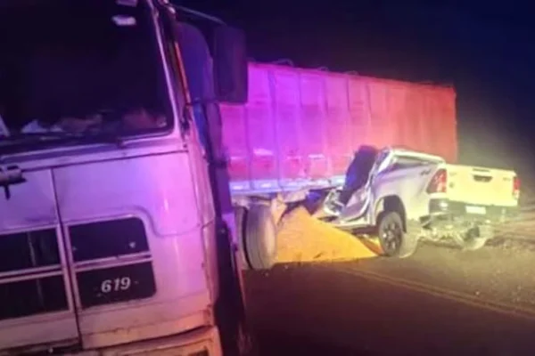 Grave accidente en una ruta de Córdoba: murió tras un choque entre una camioneta y un camión