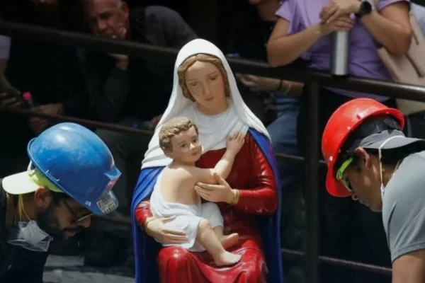Encontraron intacta una estatua de la Virgen María después de los terremotos que arrazaron en Venezuela