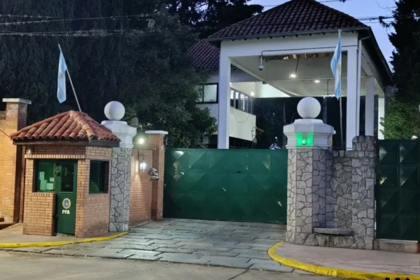 Milei y Adorni definen la salida de la Jefatura de Gabinete