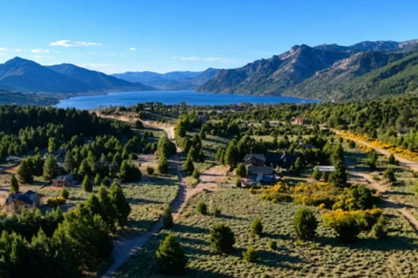 El paraíso oculto de la Patagonia junto a un lago: apenas 219 habitantes y una calma que parece de otra época