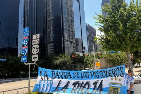 Hinchas riojanos llevaron la bandera 
