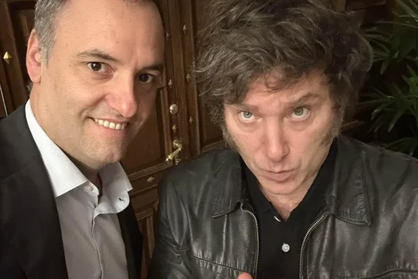 Javier Milei regresó de España y empieza a definir el futuro de Manuel Adorni