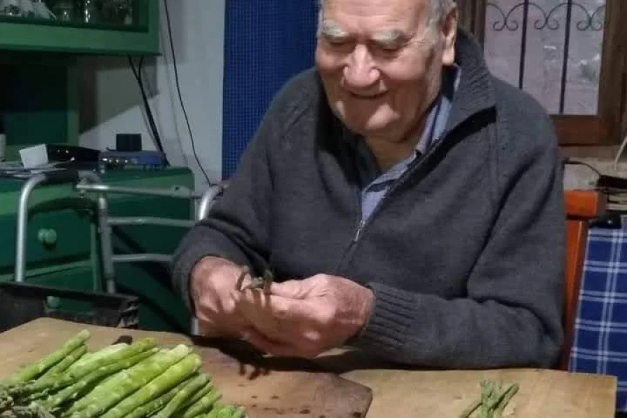 Don Severino Collovatti, con sus esparragos