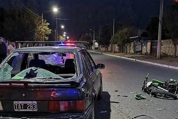 Dos menores iban sin casco en una moto y chocaron contra un auto cuyo conductor estaba ebrio