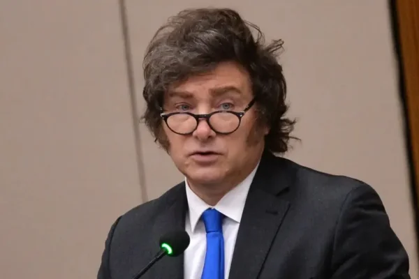 Milei respaldó a Adorni, cuestionó a los medios y destacó el rol político de Santilli