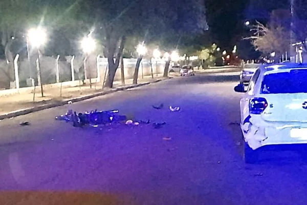 Conducía ebria, chocó un auto y terminó fracturada