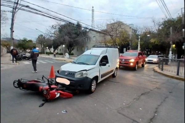 Una mujer resultó herida tras chocar con una camioneta en el centro capitalino