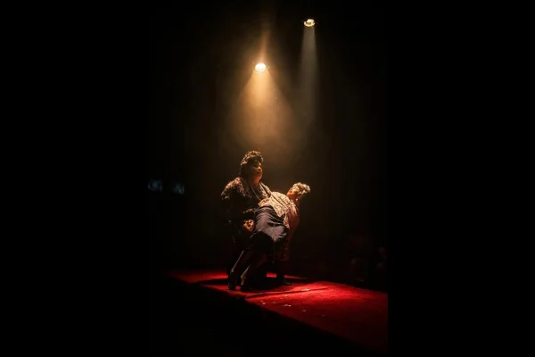 “Caballos en la Memoria”: cuando el teatro logra expandir el universo literario