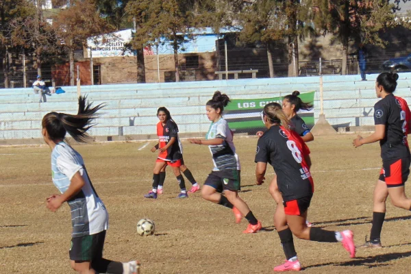 Fùtbol femenino: Los Chuyos se impuso en el duelo de punteras