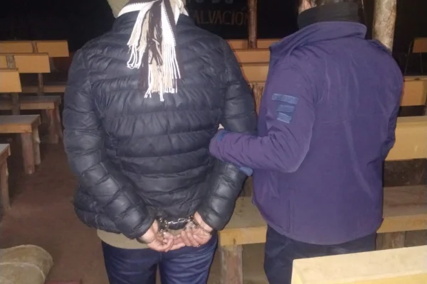 Detienen a una mujer y buscan a su pareja tras un intento de robo en una iglesia