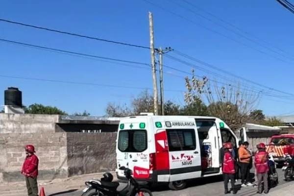 Una mujer y una bebé hospitalizadas tras un violento choque de motos