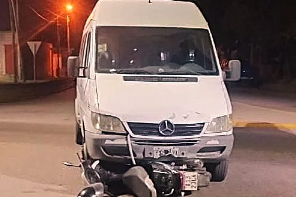 Un motociclista sufrió una fractura expuesta tras un violento choque en el barrio Matadero