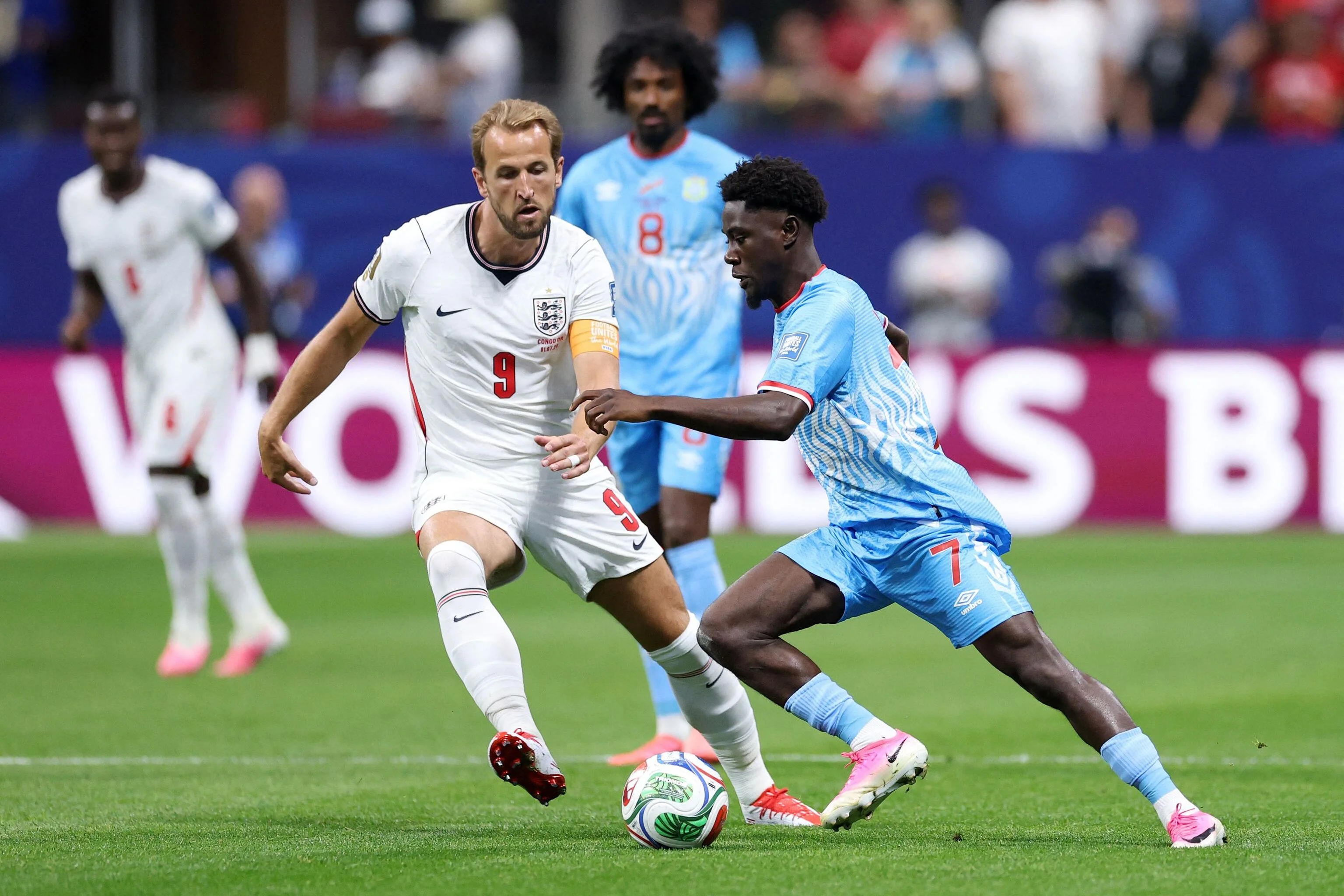 Inglaterra sufrió, pero avanzó: venció 2-1 a Congo y ahora se medirá con México