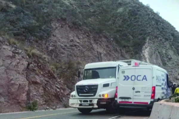 Camión despistó por escarcha y chocó una combi