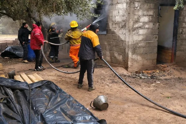Un incendio destruyó un depósito y causó importantes pérdidas materiales
