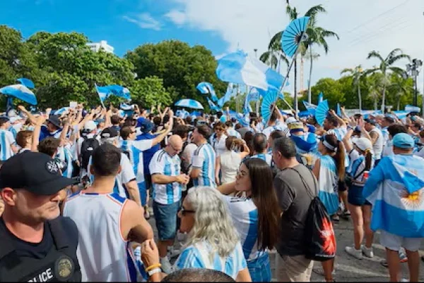 Nuevo y multitudinario banderazo a pura fiesta para alentar a la Scaloneta