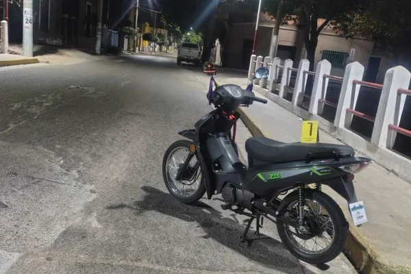 Buscan a un conductor que atropelló a una pareja de motociclistas y se dio a la fuga