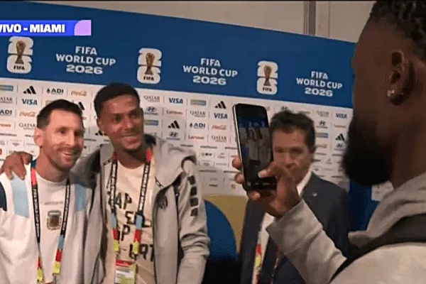 Messi se sacó fotos con los jugadores de Cabo Verde: 