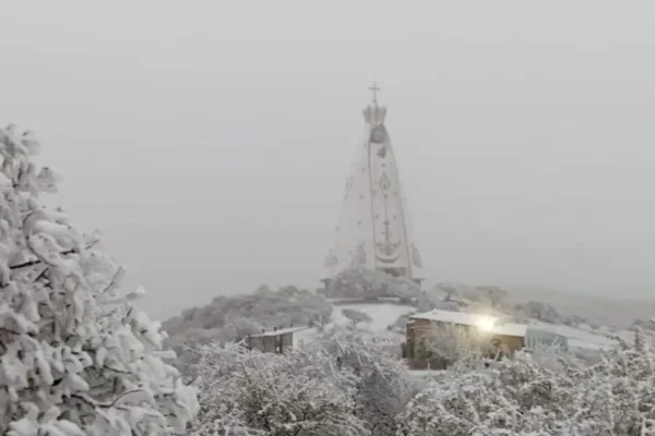 La Virgen del Valle amaneció cubierta de nieve y regaló una postal imponente en Catamarca