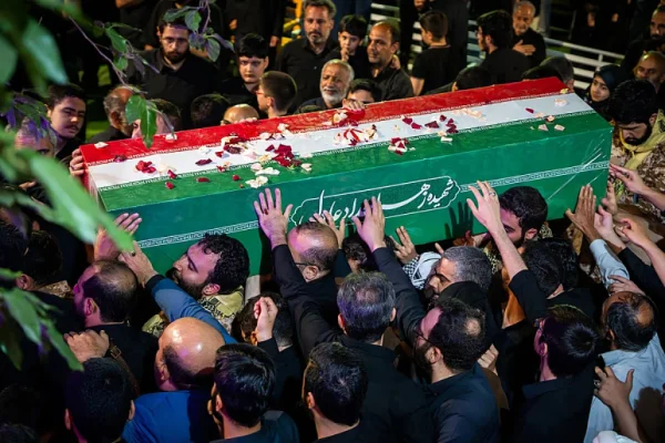 Teherán inició los funerales de Estado de Alí Jamenei con varios miles de fieles