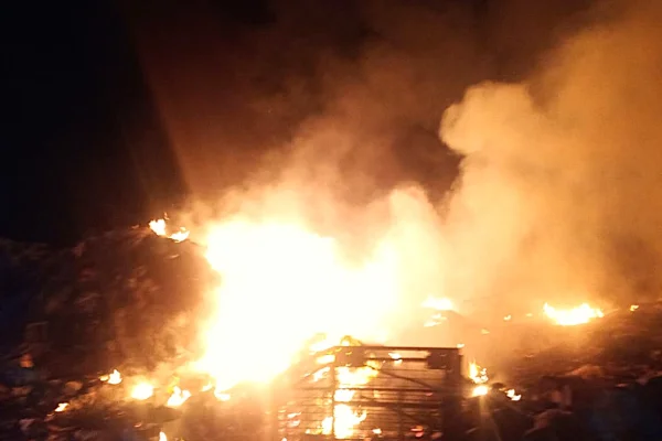 Un descuido provocó el incendio de materiales en una recicladora del barrio Futuro II