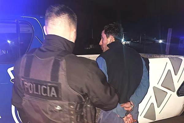 Persiguió y atrapó a un delincuente que le robaba materiales de la camioneta