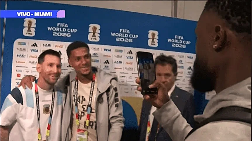 Messi se sac&oacute; fotos con los jugadores de Cabo Verde: "Adentro de la cancha me cagan a patadas, ja"