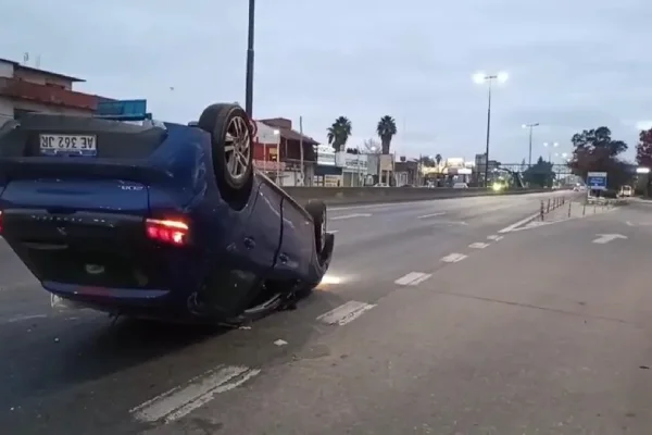 Hallaron un auto volcado y abandonado con alcohol y drogas en su interior