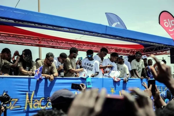 Cabo Verde recibe como héroes a los 