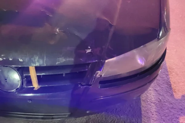 Conducía ebrio, chocó a un auto estacionado y le retuvieron el vehículo