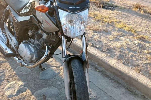 Un joven motociclista terminó con lesiones leves tras un choque