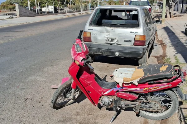 Una adolescente chocó contra un auto estacionado y una menor que iba de acompañante se fracturó